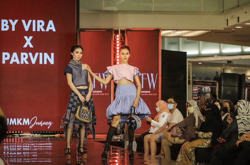 Busana Cantik Berkarakter Canggih di Surabaya Fashion Week 2021